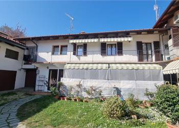 SPLENDIDA PORZIONE DI CASA DI CORTE CON GIARDINO NEL CENTRO STORICO 