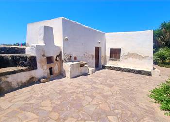 SPLENDIDO DAMMUSO ORIGINALE CON GIARDINO ARABO